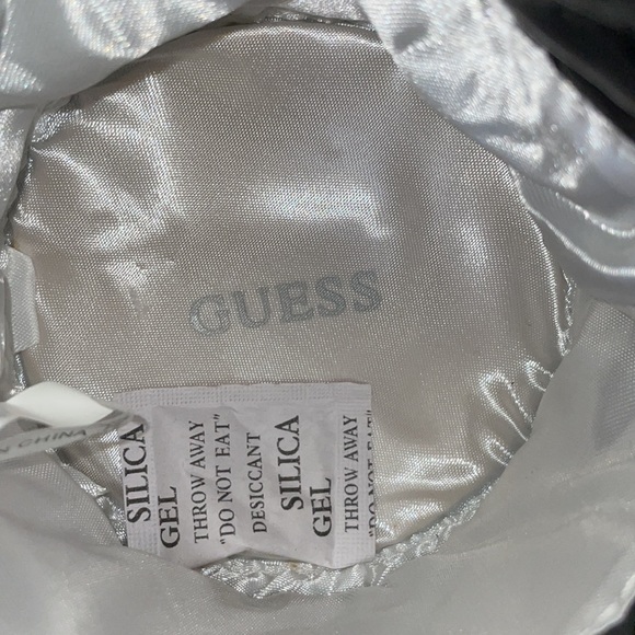 Guess Draw string pouch - Picture 3 of 12